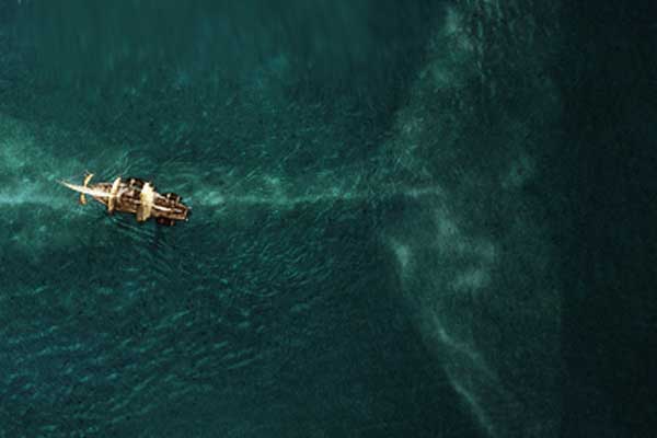 IN THE HEART OF THE SEA New Movie Poster and Trailer Starring Chris Hemsworth