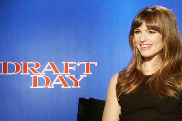 Jennifer Garner Calls Herself 'Legitimate Football Fan'