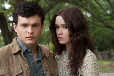 Beautiful-Creatures-Alice-Englert-Alden-Ehrenreich-image