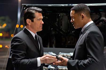 Josh Brolin and Will Smith in MEN IN BLACK 3 trailer